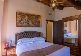 Borgo Petroro has rooms with a private hot tub