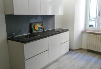 Appartamento VIA COLOMBO 99 allows 18 year olds to book a room