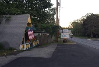 Hanscom's Motel and Cottages has Balcony rooms