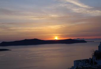 NONI STUDIOS allows 18 year olds to book a room