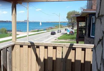 Waterfront house by river#4 bedrooms and 3 bathrooms# has Balcony rooms