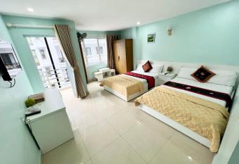 CatBa Central Hotel has Balcony rooms