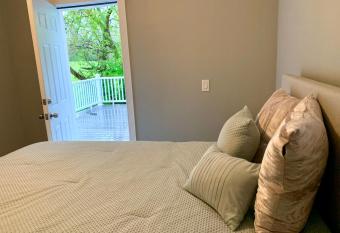 Lovely 4BR Near the Falls and Casino has Balcony rooms