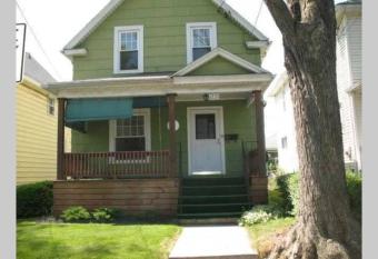 The Oakwood Cottageo With Private Yard & Parking has Balcony rooms