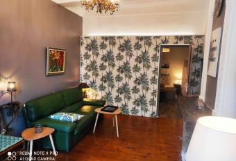 Au QUATRE 1er   tage centre historique has Balcony rooms