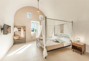 Calacala Rooms & Farm Experience has rooms with a private hot tub