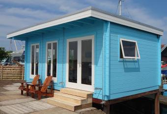 Waterhuisjes op de pier van LauwersmeerPlezier! allows 18 year olds to book a room