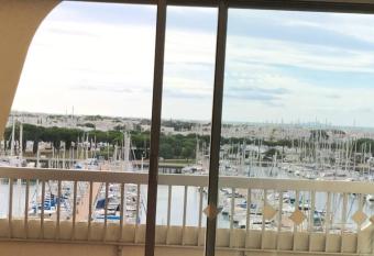 Studio avec vue imprenable Marina allows 18 year olds to book a room