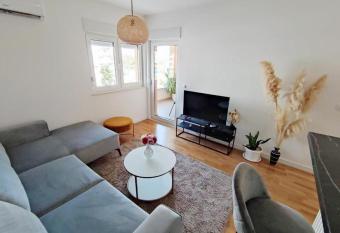 Apartman   apljina allows 18 year olds to book a room