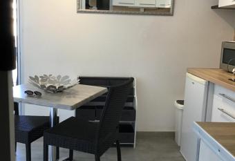 Studio moderne classe 2 dans marina proche mer et etang - lit wifi fibre et parking priv   has Balcony rooms