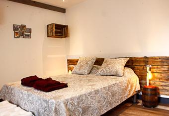 LA VEUZAINE has Balcony rooms