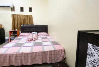 SPOT ON 90435 Rohana Homestay Syariah allows 18 year olds to book a room
