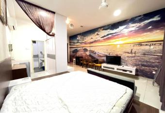 05-JY SWEET HOMESTAY MOUNT AUSTIN PALAZIO STUDIO SWIMMING POOL ViEW has rooms with a private hot tub