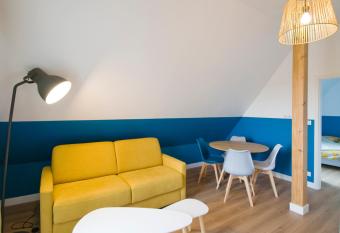CosyBNB bleu, logement ind  pendant, wifi, parking, petit d  jeuner has Balcony rooms