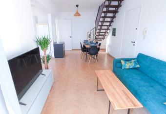 Luxury Maisonette Apartment -SEA VIEW, NETFLIX, GYM- 5 Min from Beach has Balcony rooms