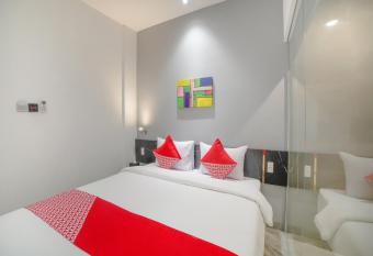 SUPER OYO Capital O 90447 Kardopa Hotel Megapark allows 18 year olds to book a room