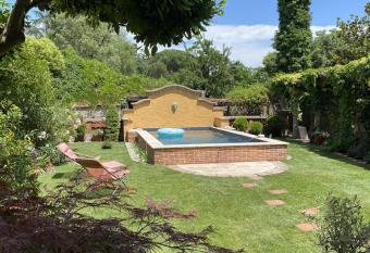 Le Rez de Jardin Albi allows 18 year olds to book a room