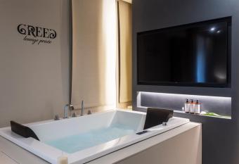 Greed Lounge Priv  e has Balcony rooms