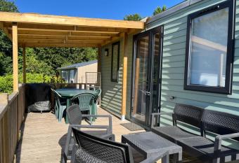 Mobilhome tout confort R10 domaine de lanniron has Balcony rooms
