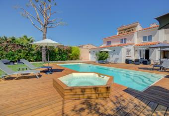 Domaine Le Courti allows 18 year olds to book a room