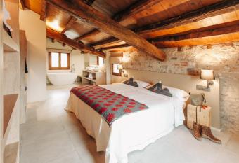 Hotel Boutique El Mariner allows 18 year olds to book a room