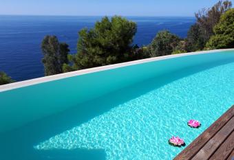 Villa Luxury Paradise allows 18 year olds to book a room