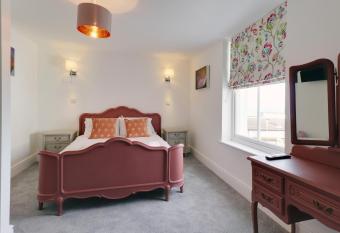 Master accommodation suite 3 sea view allows 18 year olds to book a room