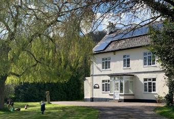 Ideally located Luxury Country Escape-The Lookout-with private garden dog friendly and private hot tub has rooms with a private hot tub