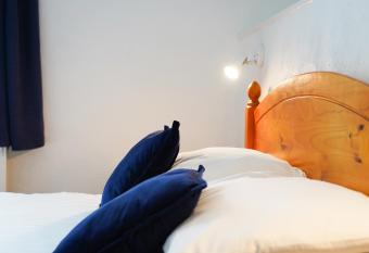 Abingdon Lodge Hotel allows 18 year olds to book a room