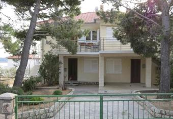 SOLEIL - Newly renovated apartment close to the sea has Balcony rooms