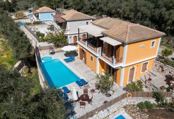 DELPHINUS VILLAS-Villa Nikitas allows 18 year olds to book a room
