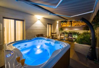 Amaris luxury apartments has rooms with a private hot tub