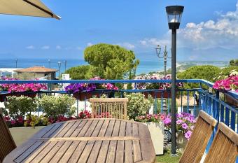 Holidaycasa Mike - Con terrazzo vista mare has Balcony rooms