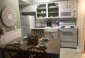 The 1BR Cozy Villa-Near Disney & Universal HWY192 has Balcony rooms