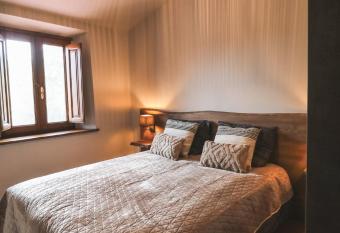 Agriturismo Rancone Lodges has rooms with a private hot tub