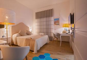 La Serenata Luxury has Balcony rooms