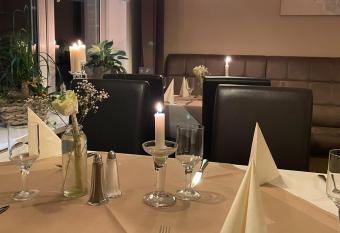 Hotel Alte Schmiede Jork allows 18 year olds to book a room