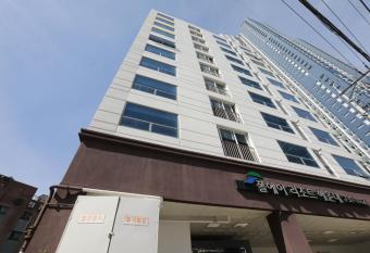 POl a resort allows 18 year olds to book a room