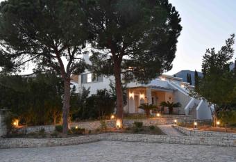 MIRAMARE LUXURY APARTMENTS has Balcony rooms