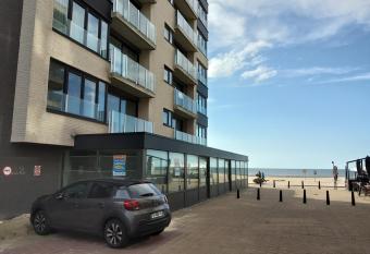 Koksijde Zeedijk La Digue 102 appartement - lateraal zeezicht allows 18 year olds to book a room