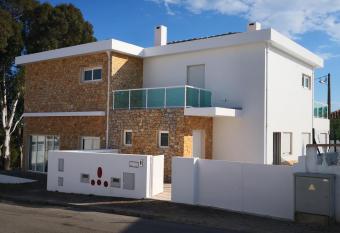 GUESTHOUSE MONTE REI GOLF ALGARVE has rooms with a private hot tub