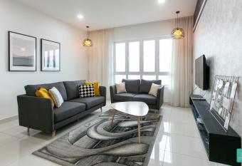 Jomstay Octagon Duplex Penthouse Ipoh Town has rooms with a private hot tub
