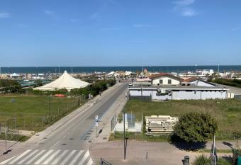 Al Mare apartment has Balcony rooms
