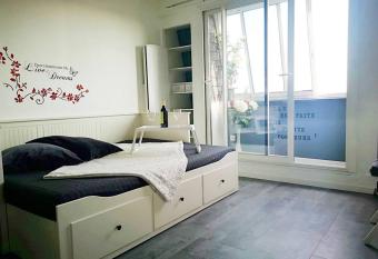 Studio vue mer 180      200 m de la plage en Normandie +parking has Balcony rooms