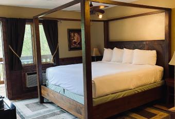 Sylvan Valley Lodge and Cellars has Balcony rooms