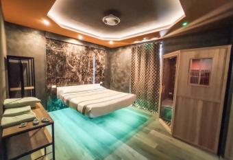 Garda fantasy green jacuzzi sauna piscina allows 18 year olds to book a room