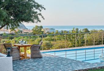 Villa Rose has Balcony rooms