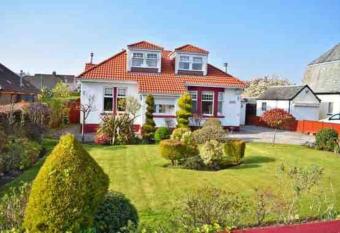 2 bedroom appartment loch lomond allows 18 year olds to book a room