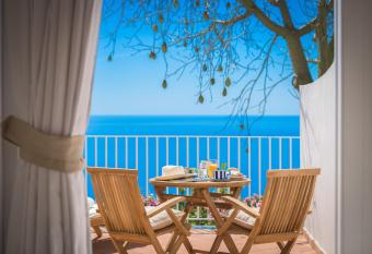 Villa Fortuna has rooms with a private hot tub