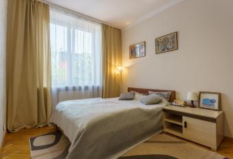 Studencka street apartment has rooms with a private hot tub